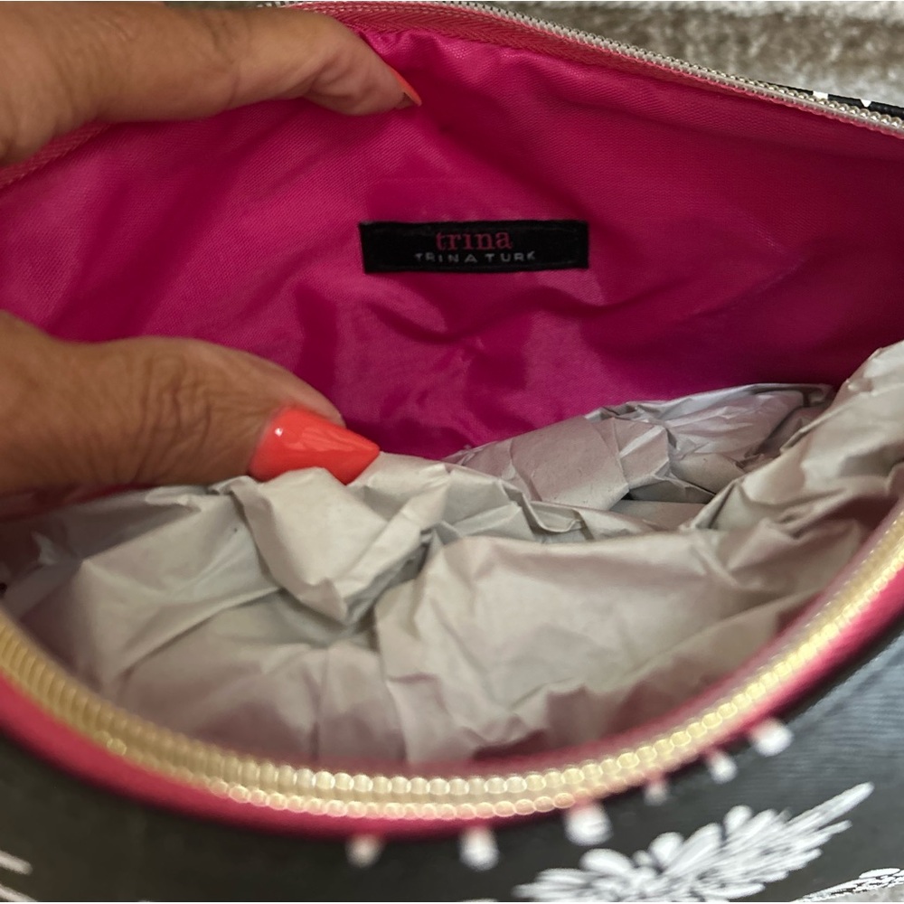 ❗️SOLD❗️Trini Turk Black & White Flowered Cosmetic Bag🆕 - Picture 6 of 6